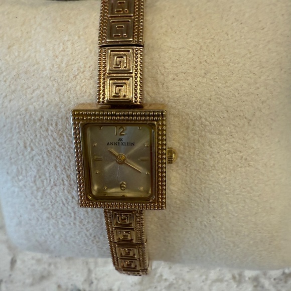 Pre-Owned  Vintage Women's Squared gold tone Anne Klein wristwatch - Picture 3 of 7